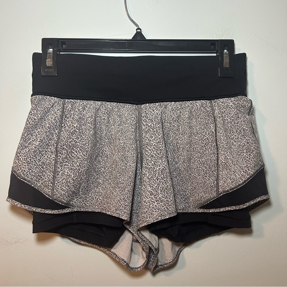 Lululemon Naked 4” Fractal Alpine White Black Hotty Hot Athletic Shorts Size 6